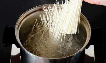 大きめの鍋にたっぷりの湯を沸騰させ、そうめんをパラパラと入れて強火でゆでる。
