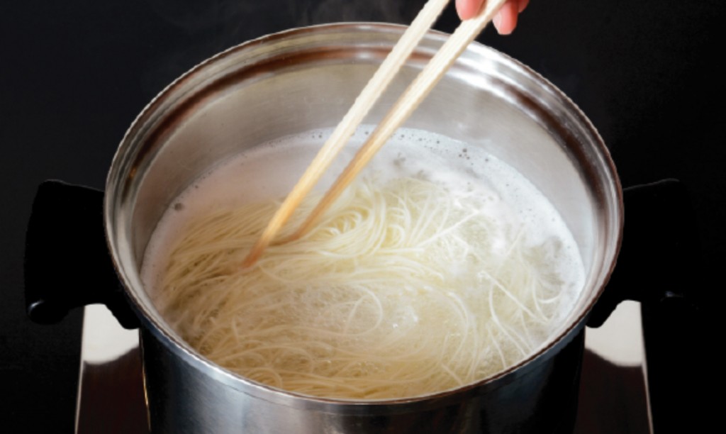 鍋に麺を入れたすぐは麺と麺がつかないよう、軽くほぐすように混ぜる。